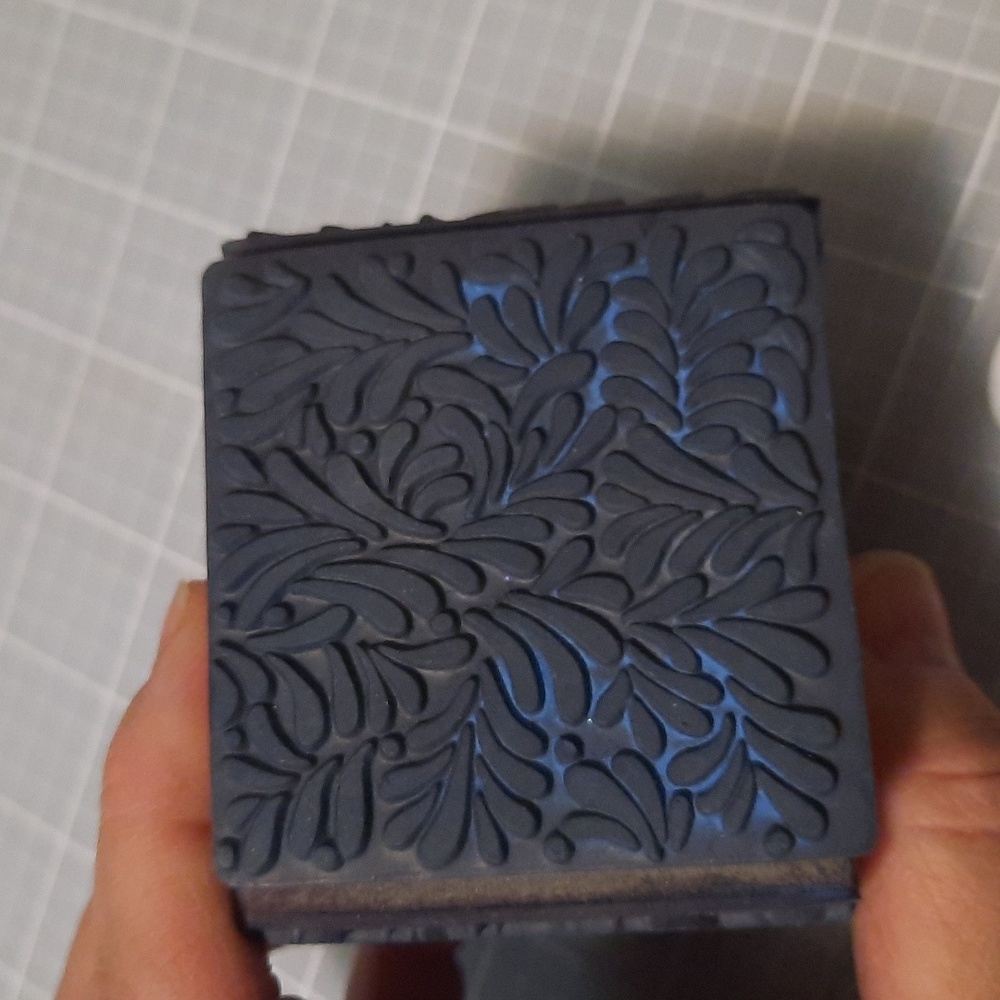 Foliate Texture Cube Rubber Stamp - Picture 2 of 5